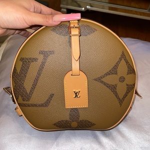 Reverse Monogram Giant Boite Chapeau Souple